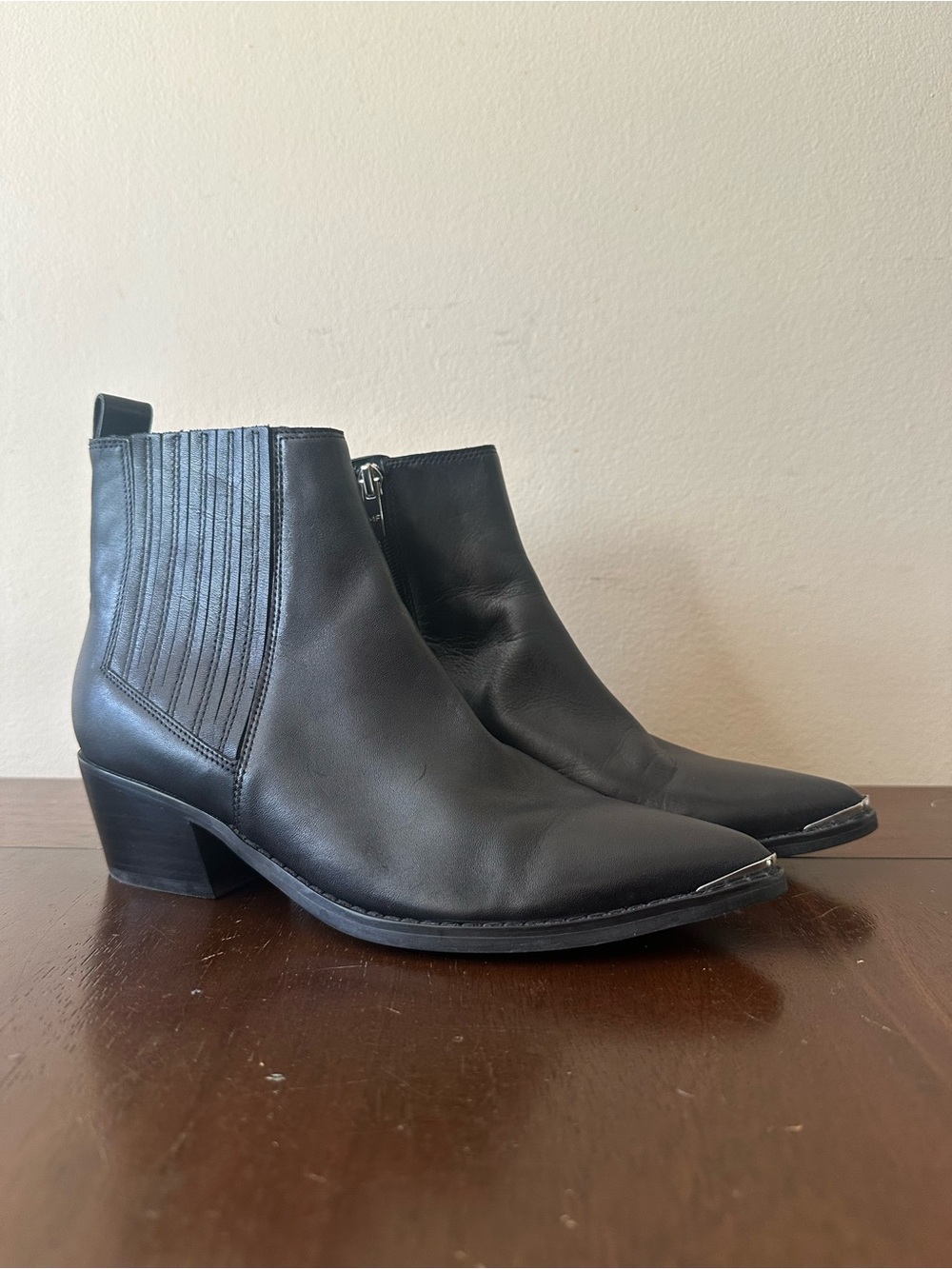 Marc Fisher Ulora Black Leather Pointed Metal Toe Western Chelsea Boots, Sz 6.5